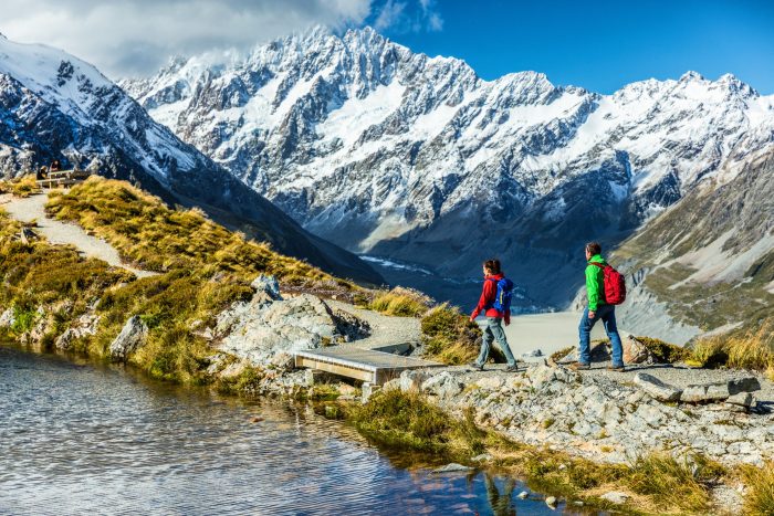 Un couple qui randonne en montagne